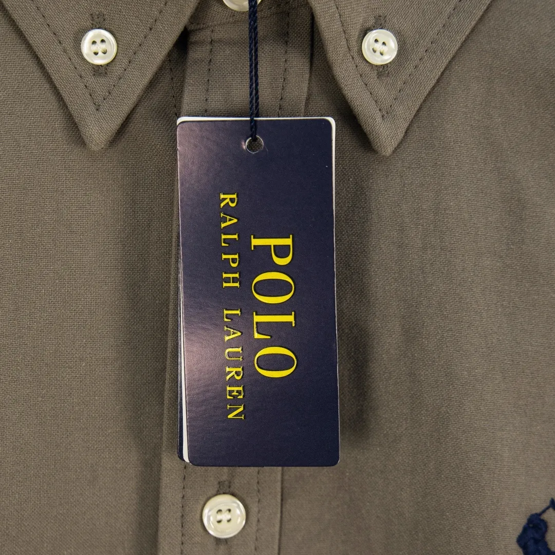 P270 zp version [Exclusive supply] Ralph Lauren/Ralph Lauren's classic evergreen single product 100 cotton Oxford spun old money style casual long-sleeved shirt. 100% restored workmanship. The entire garment is embedded with seams and clean edges. The upper back seams are reorganized for a better fit. ✅ 100 cotton Oxford spun on the face. Pre-wash treatment. The texture is tight and soft. ✅ Custom dyed original pearlescent white bottom buttons. Size partitions. ✅ Special shaped chiffon foil is included in the collar door tube. It is not easy to deform and pull. ✅ RL classic version of the Oxford shirt. The thick and crisp feeling brought by the Oxford cloth. It can be worn alone or as an outer layer. It can be worn in all seasons. It is a must-have item in the wardrobe. Get it with your eyes closed. Color: black, white, pink, blue, carbon gray, khaki, navy blue and red label, dark blue and white label (8 colors) Size: S M L XL Number: WW10971